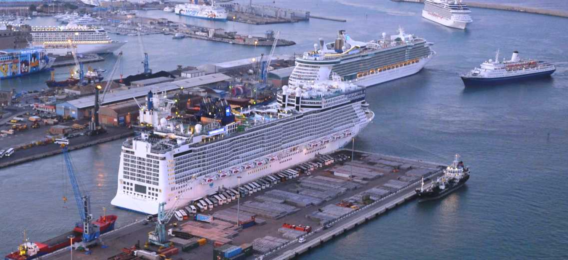 Vista dall'alto di una nave da crociera ormeggiata al Porto di Livorno